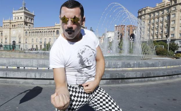 Piero Venery, hace una de las poses habituales de Freddy Mercury.