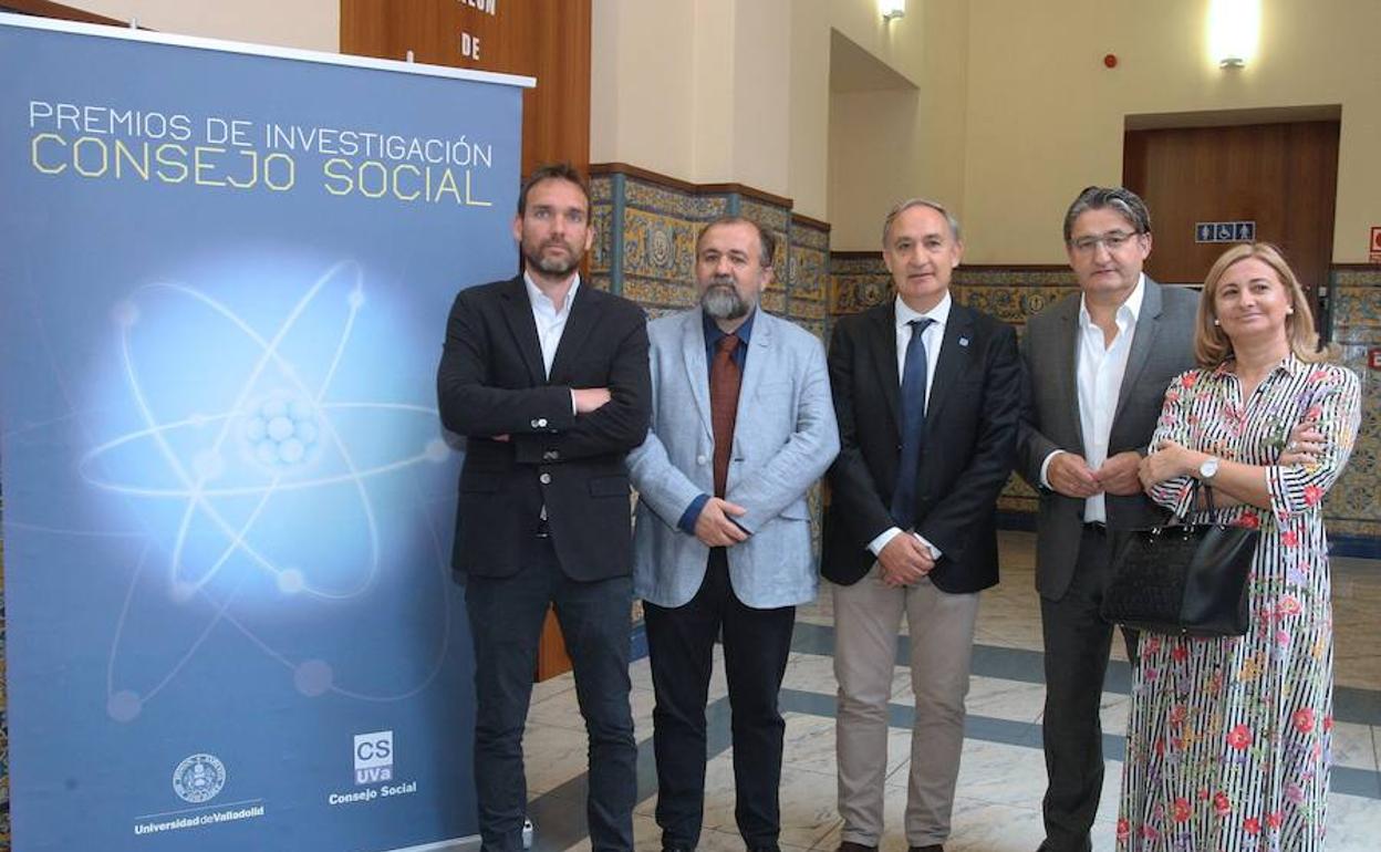 El rector de la Universidad, Antonio Largo, y el presidente del Consejo Social, Óscar Campillo posan rodeados por Felipe Bravo, de iuFOR y de Maite Castrillejo y Santiago Tárrago, de Hiperbaric. 