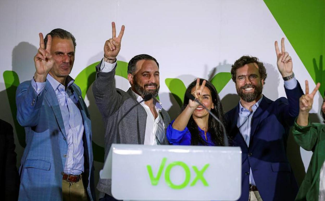 Miembros de VOX en la sede del partido tras los resultados de las elecciones municipales, autonómicas y europeas.