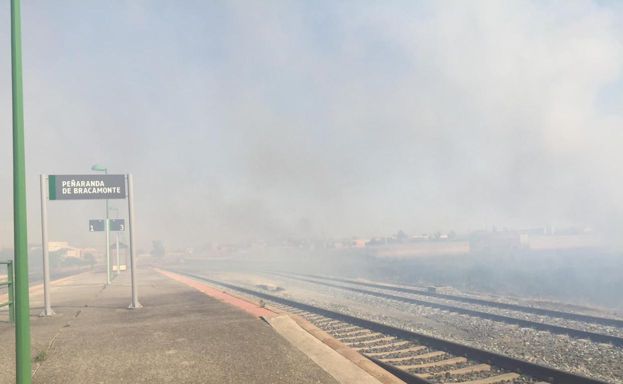 El humo y las llamas se acercaron hasta la estación de ferrocarril.