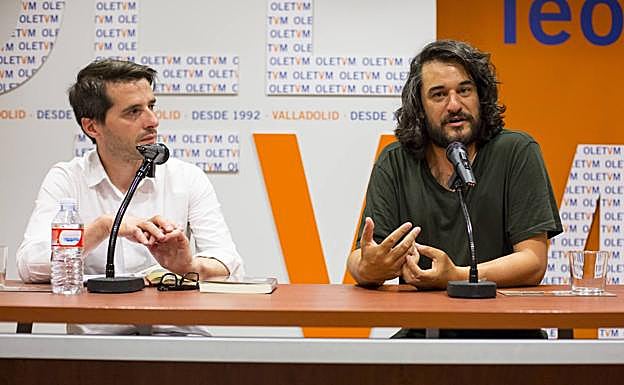 Manuel Jabois (d) durante la presentación de su libro acompañado de Juan de Bonrostro, de Colectivo Laika.