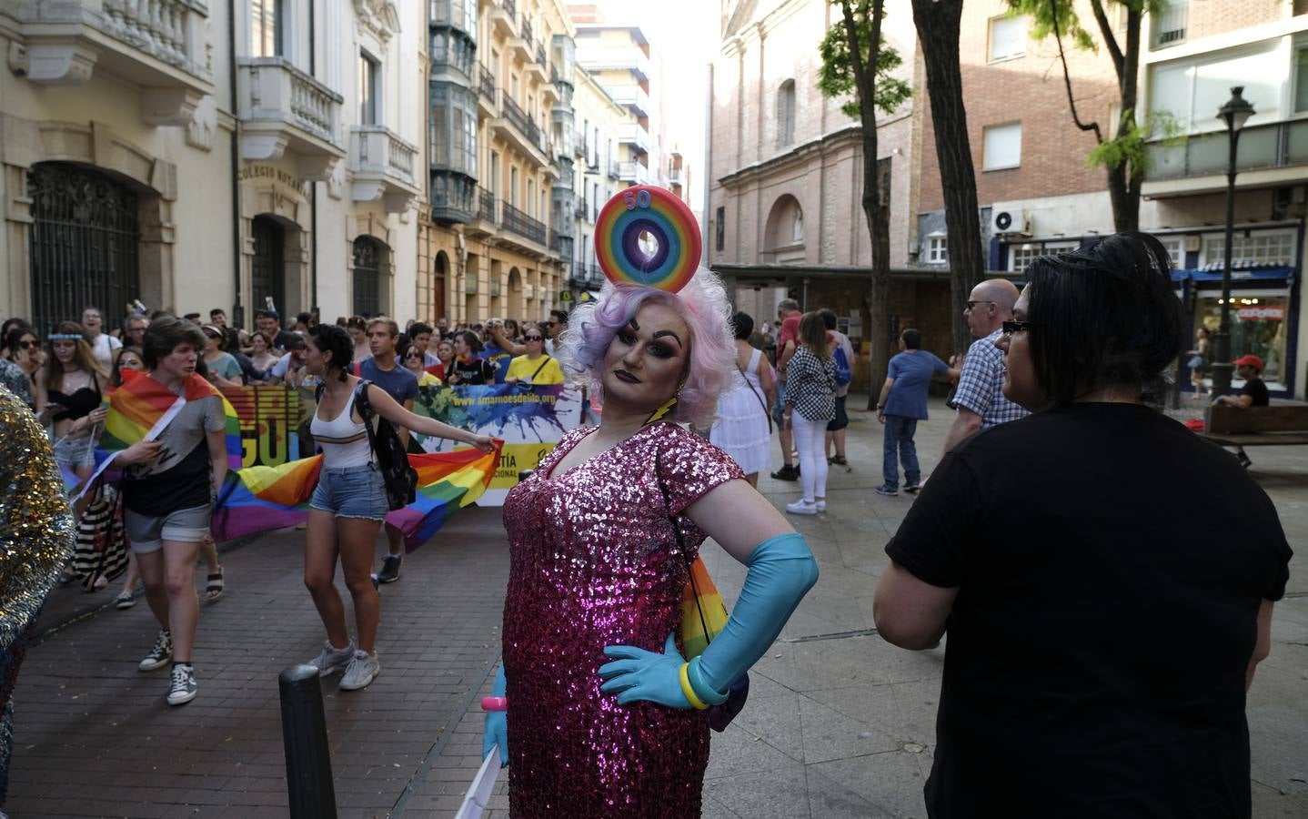 A pesar de las altas temperaturas que marcó el termómetro, que rozaron los 40 grados en la capital vallisoletana, los asistentes se ataviaron con sus prendas más coloridas para nutrir una marcha que comenzó en la céntrica Plaza Fuente Dorada. 