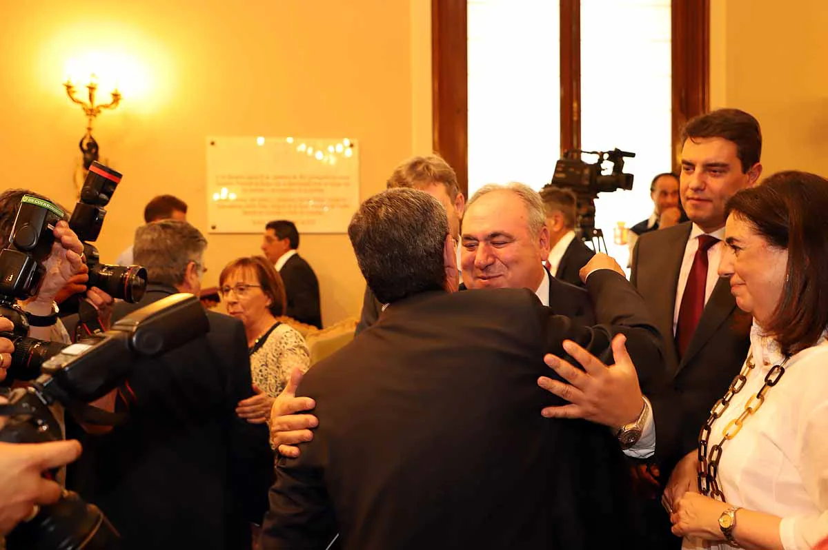 El 'popular' César Rico ha sido elegido presidente por tercer mandato consecutivo con los votos favorables de los diez diputados del PP, los 3 de Cs y 1 de Vox | David Jurado, candidato del PSOE, ha recibido los votos de los 11 diputados socialistas