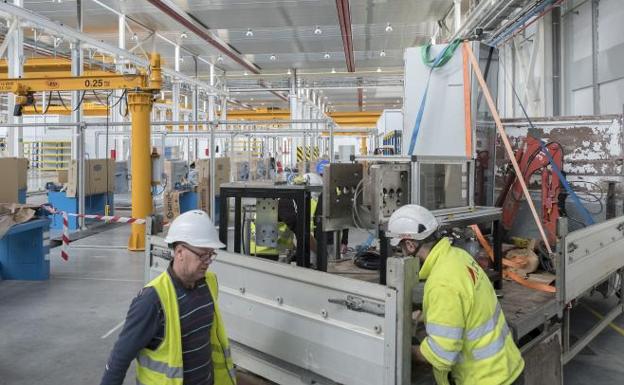 Operarios de Renfe en las nuevas instalaciones del BMI del Páramo de San Isidro. 