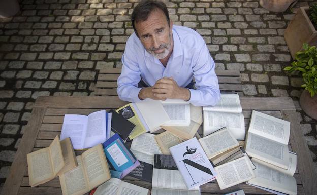 Joaquín Müller-Thyssen, rodeado de libros en su casa de Madrid.