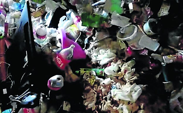 Basura acumulada en las habitaciones de la vivienda antes de que el propietario y sus familiares procedieran a su limpieza. 