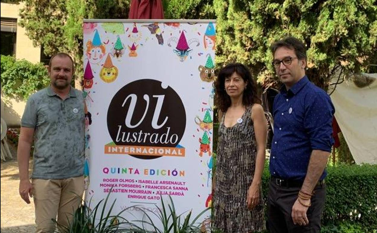 Guillamue Rousseau, Ana Redondo y Óscar del Amo, junto al cartel del V Vilustrado 