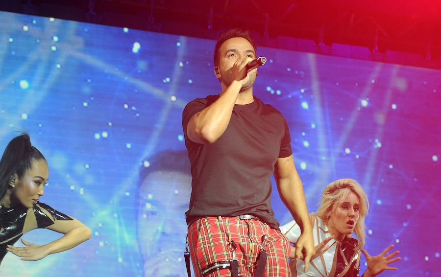 El público de Valladolid se rindió al ritmo de Luis Fonsi, que en su parada en Arroyo de la gira internacional 'Vida' desplegó en la Plaza de Toros lo mejor de su repertorio para calentar una noche ya de por si caliente. Reggaeton, ritmos latinos y baladas románticas hicieron bailar a los incondicionales del cantante puertorriqueño. 