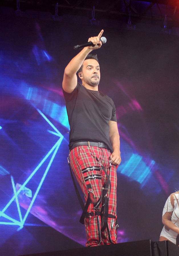 El público de Valladolid se rindió al ritmo de Luis Fonsi, que en su parada en Arroyo de la gira internacional 'Vida' desplegó en la Plaza de Toros lo mejor de su repertorio para calentar una noche ya de por si caliente. Reggaeton, ritmos latinos y baladas románticas hicieron bailar a los incondicionales del cantante puertorriqueño. 