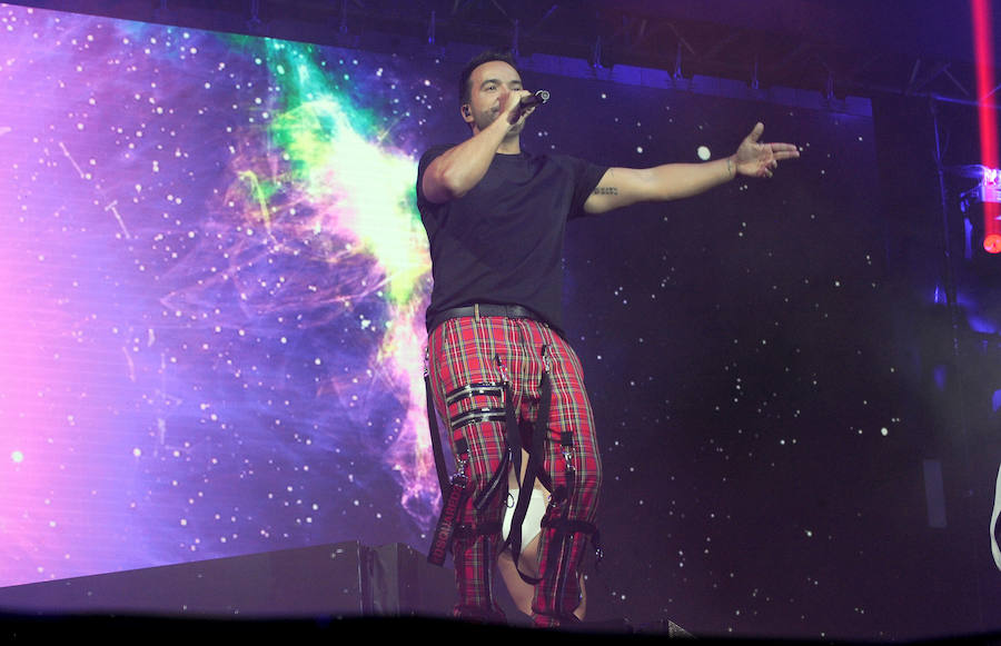 El público de Valladolid se rindió al ritmo de Luis Fonsi, que en su parada en Arroyo de la gira internacional 'Vida' desplegó en la Plaza de Toros lo mejor de su repertorio para calentar una noche ya de por si caliente. Reggaeton, ritmos latinos y baladas románticas hicieron bailar a los incondicionales del cantante puertorriqueño. 