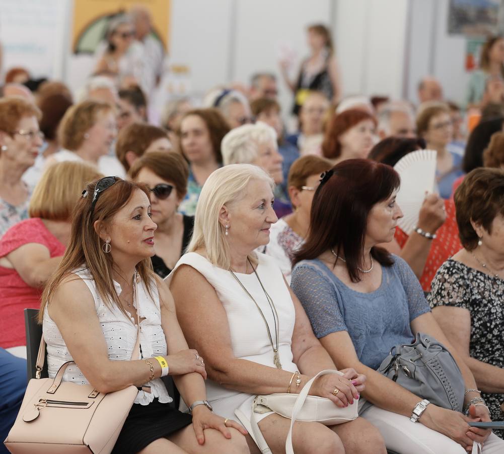 Alfonso Pahíno ha interpretado los temas más populares de los años 60 y 70 ante un público entregado | Los asistentes han descubierto por qué son bloomers para las empresas