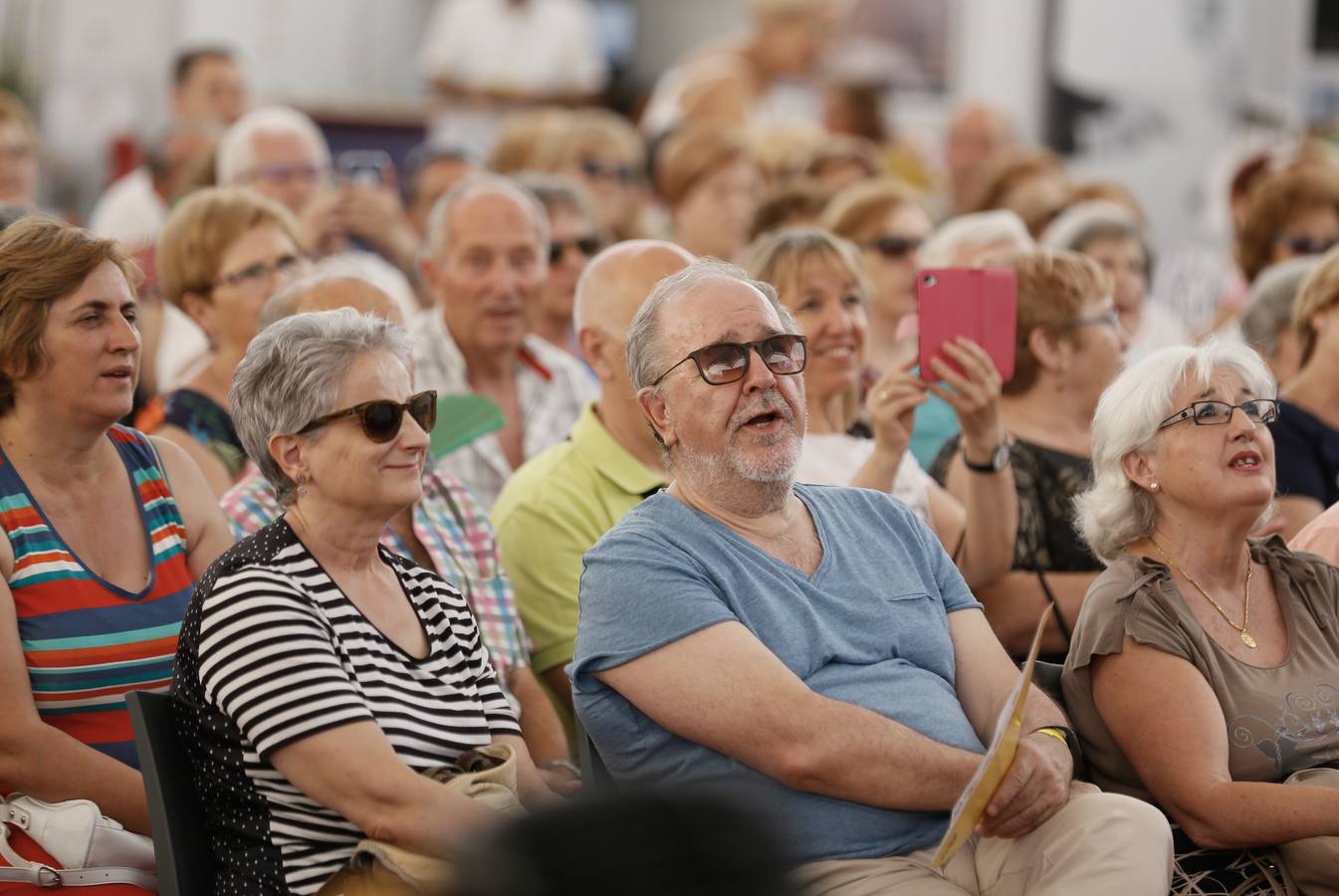 Alfonso Pahíno ha interpretado los temas más populares de los años 60 y 70 ante un público entregado | Los asistentes han descubierto por qué son bloomers para las empresas