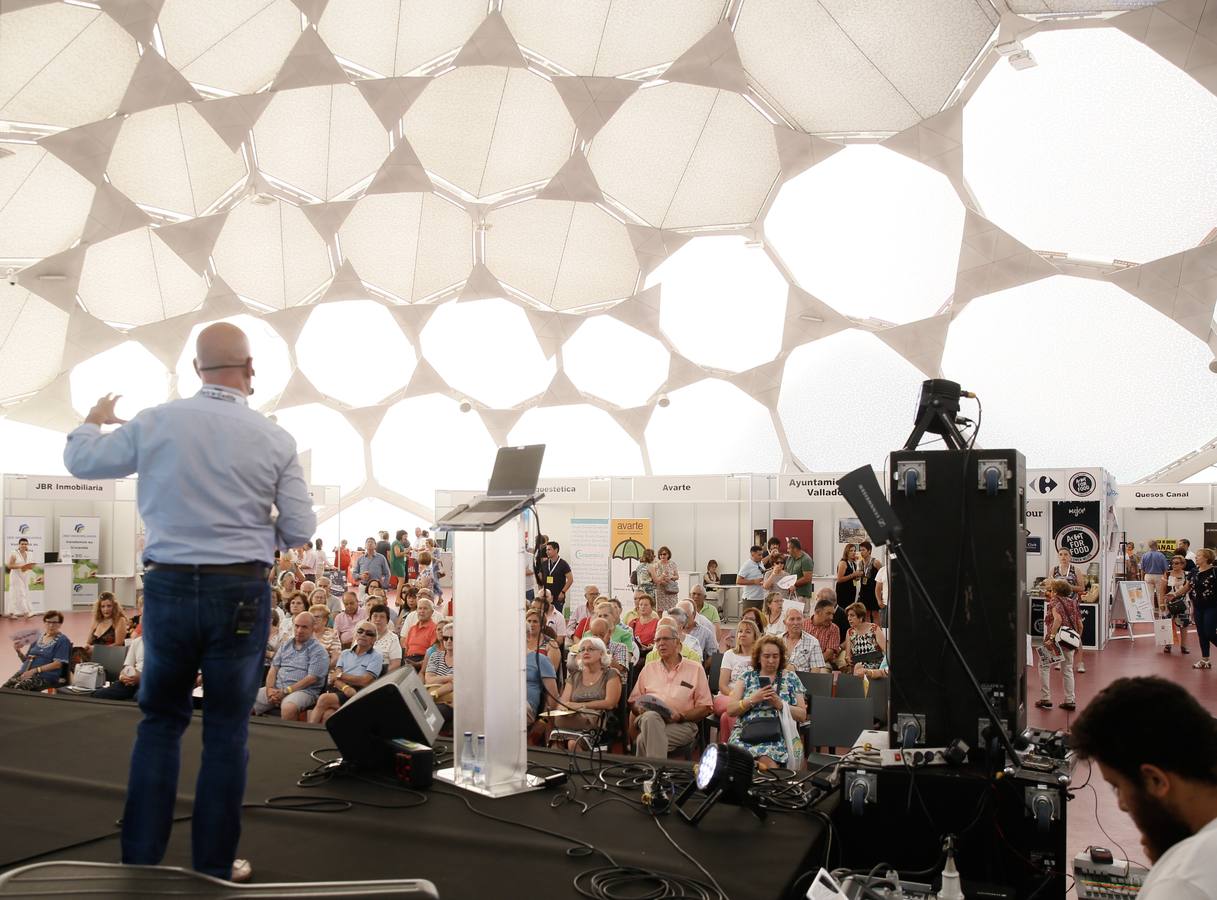 Alfonso Pahíno ha interpretado los temas más populares de los años 60 y 70 ante un público entregado | Los asistentes han descubierto por qué son bloomers para las empresas