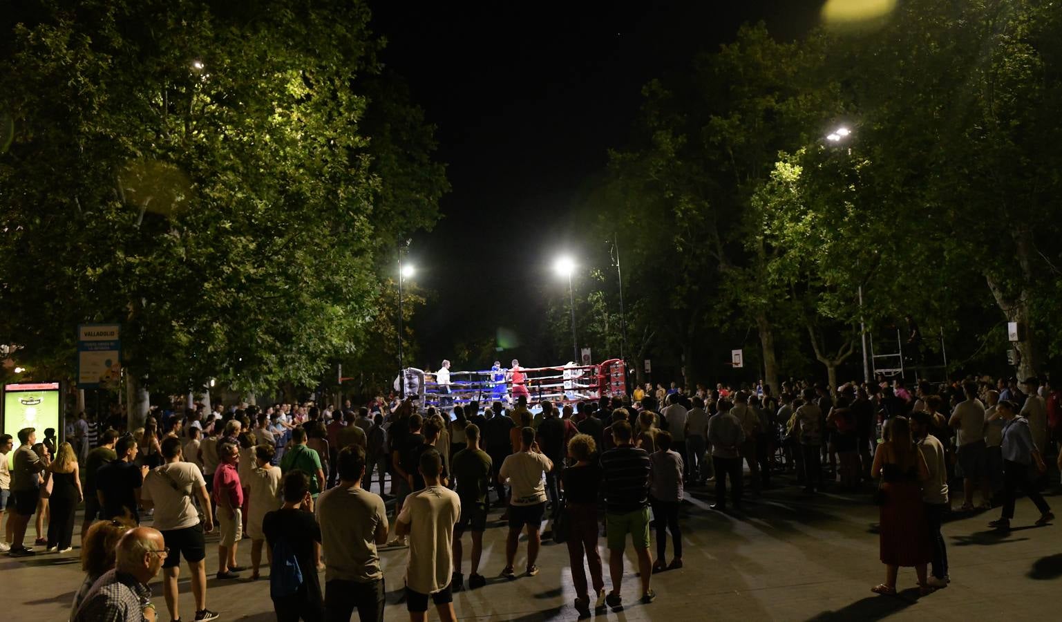 Numeroso público siguió los combates en el cuadrilátero instalado en al Acera de Recoletos.