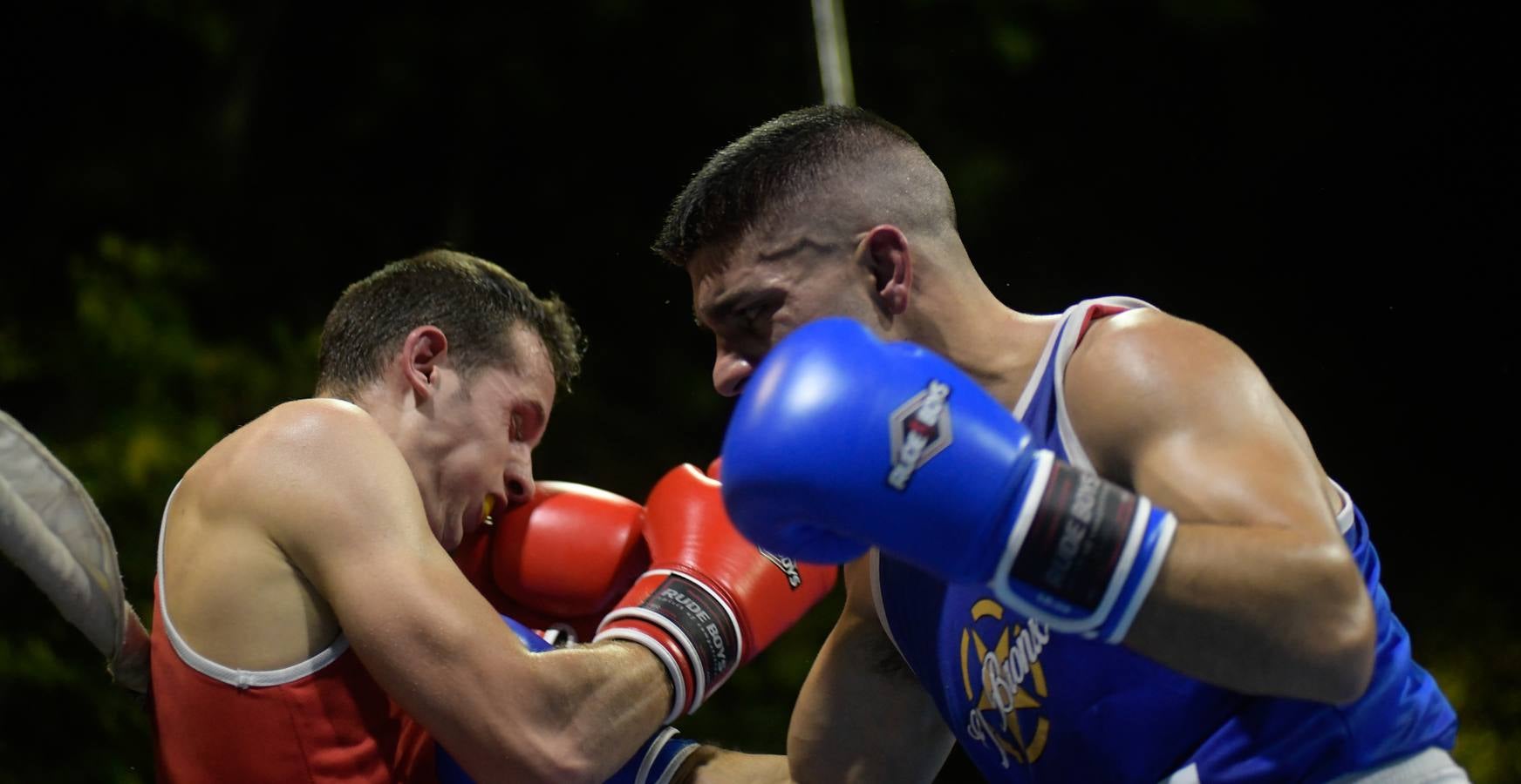 Numeroso público siguió los combates en el cuadrilátero instalado en al Acera de Recoletos.