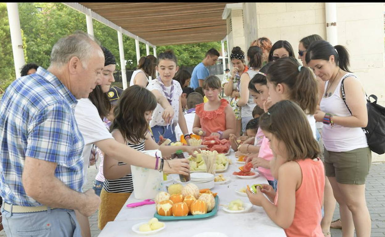 Los vecinos de La Victoria combatieron el calor con un divertido taller de manualidades y cocina. 