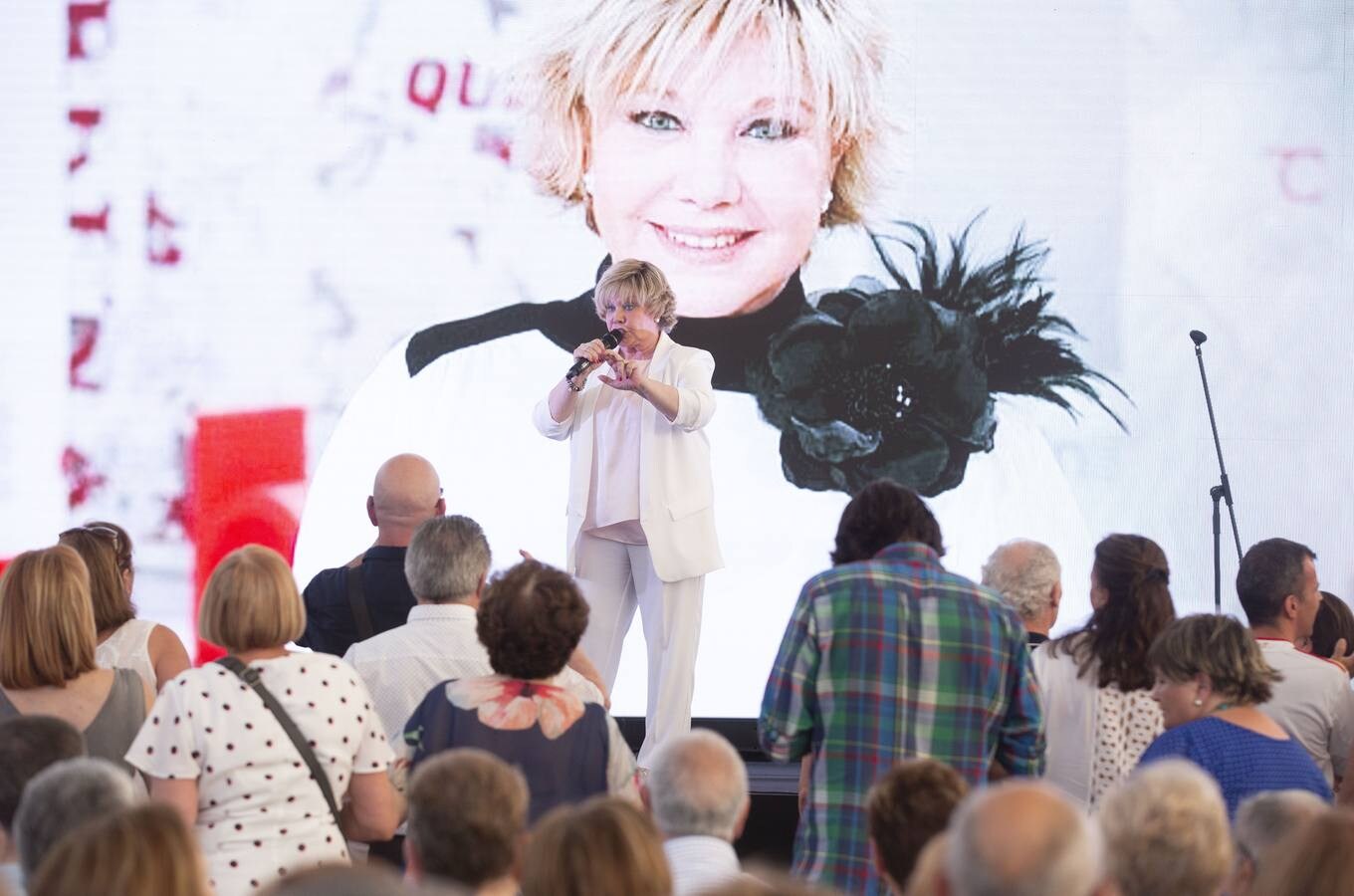 Aunque el calor podía invitar a quedarse en casa, los vallisoletanos activos de más de 60 años decidieron acudir a la Cúpula del Milernio para aplaudir al productor teatral Enrique Cornejo, primer premio 60+Activos, y disfrutar con la charla de Rosa Villacastín