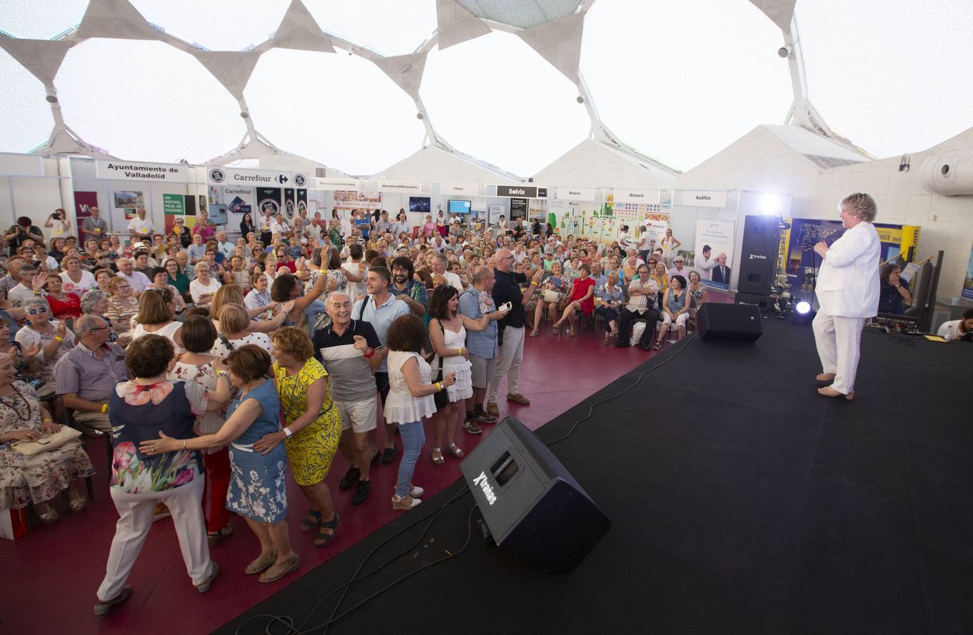 Aunque el calor podía invitar a quedarse en casa, los vallisoletanos activos de más de 60 años decidieron acudir a la Cúpula del Milernio para aplaudir al productor teatral Enrique Cornejo, primer premio 60+Activos, y disfrutar con la charla de Rosa Villacastín