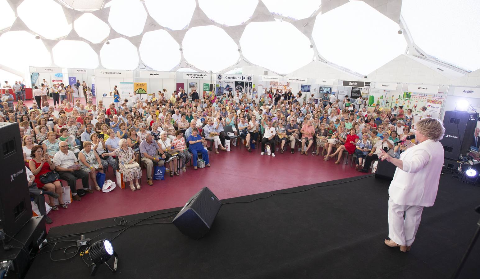 Aunque el calor podía invitar a quedarse en casa, los vallisoletanos activos de más de 60 años decidieron acudir a la Cúpula del Milernio para aplaudir al productor teatral Enrique Cornejo, primer premio 60+Activos, y disfrutar con la charla de Rosa Villacastín