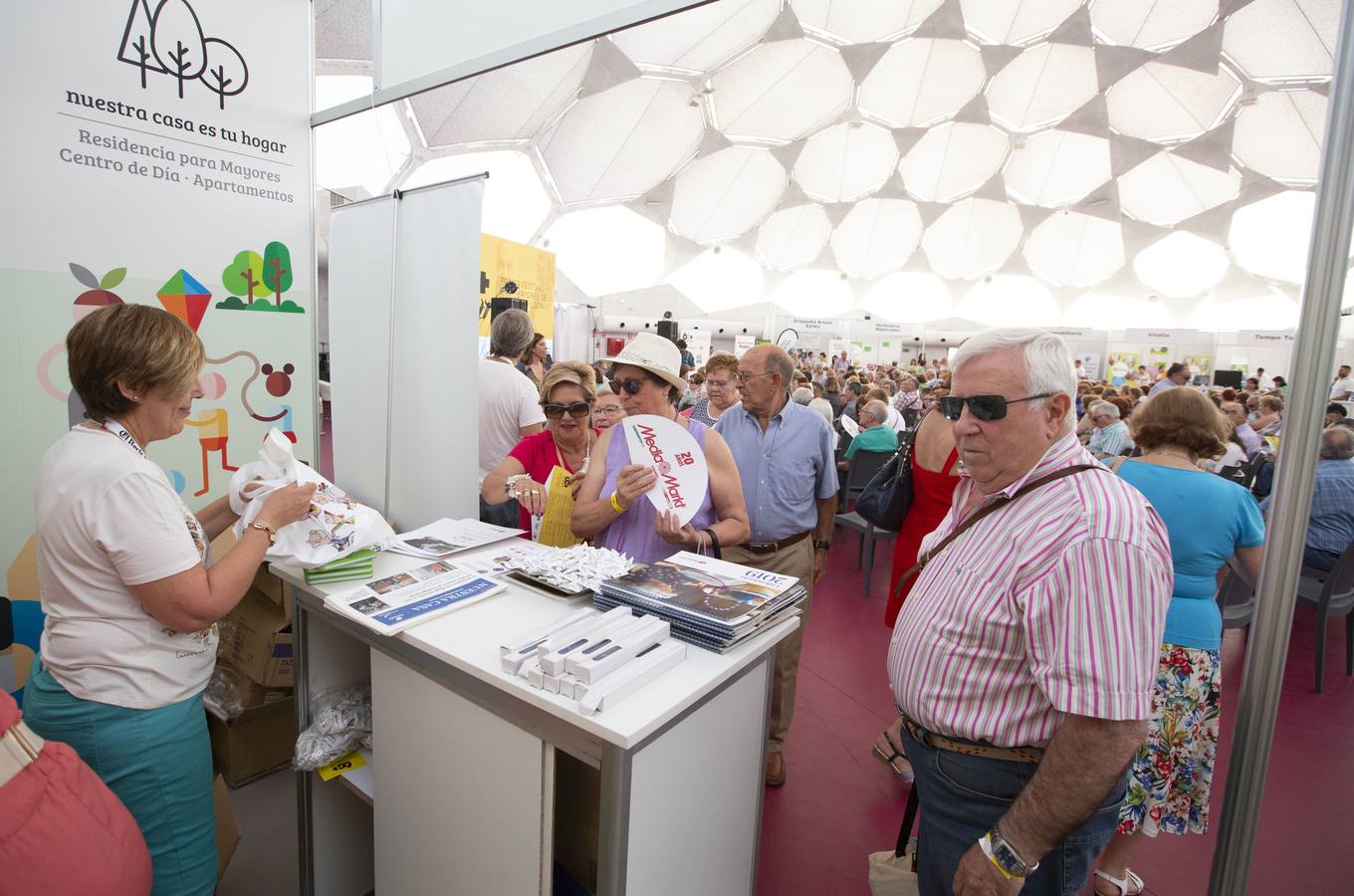 Aunque el calor podía invitar a quedarse en casa, los vallisoletanos activos de más de 60 años decidieron acudir a la Cúpula del Milernio para aplaudir al productor teatral Enrique Cornejo, primer premio 60+Activos, y disfrutar con la charla de Rosa Villacastín