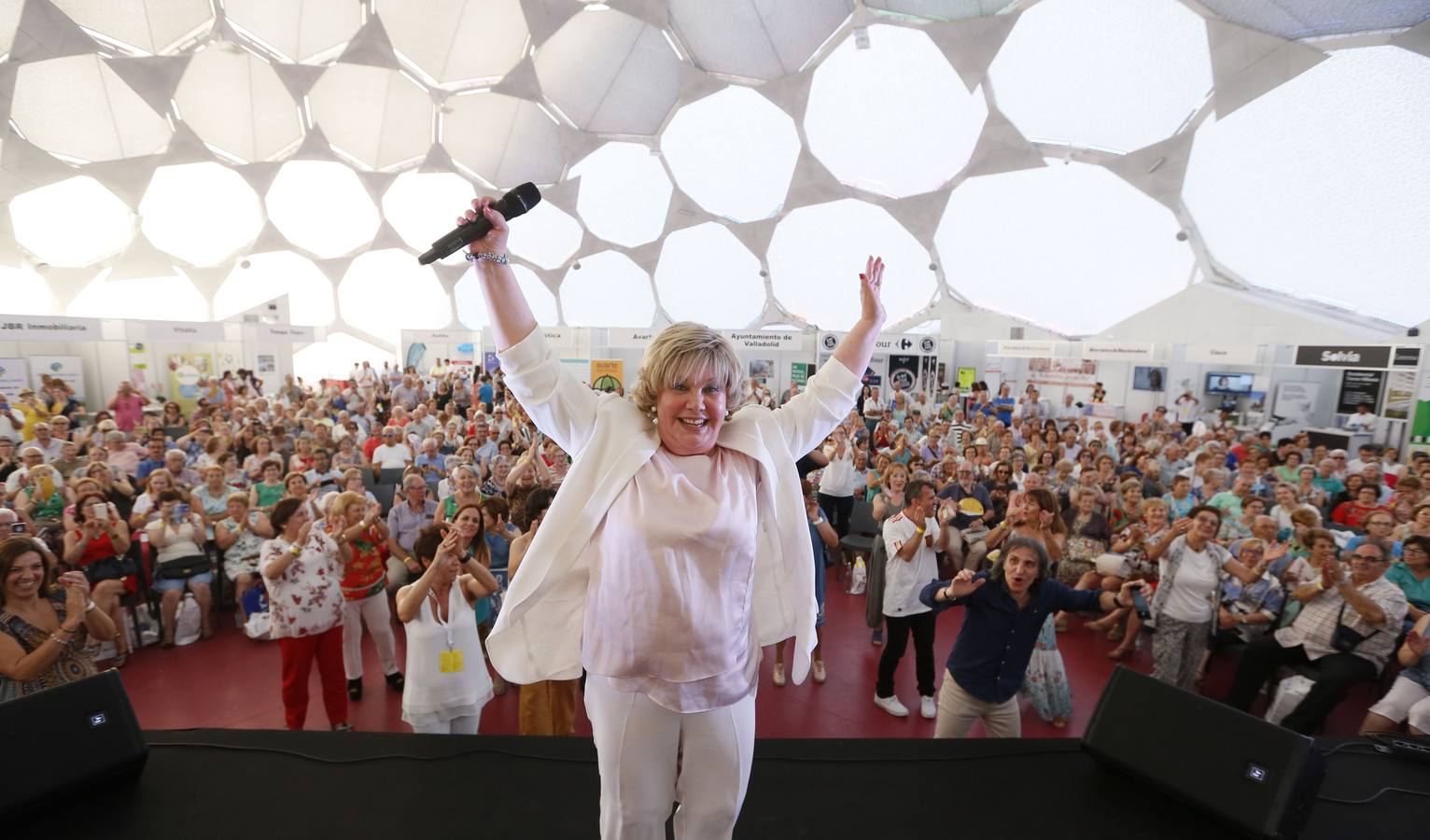 Aunque el calor podía invitar a quedarse en casa, los vallisoletanos activos de más de 60 años decidieron acudir a la Cúpula del Milernio para aplaudir al productor teatral Enrique Cornejo, primer premio 60+Activos, y disfrutar con la charla de Rosa Villacastín