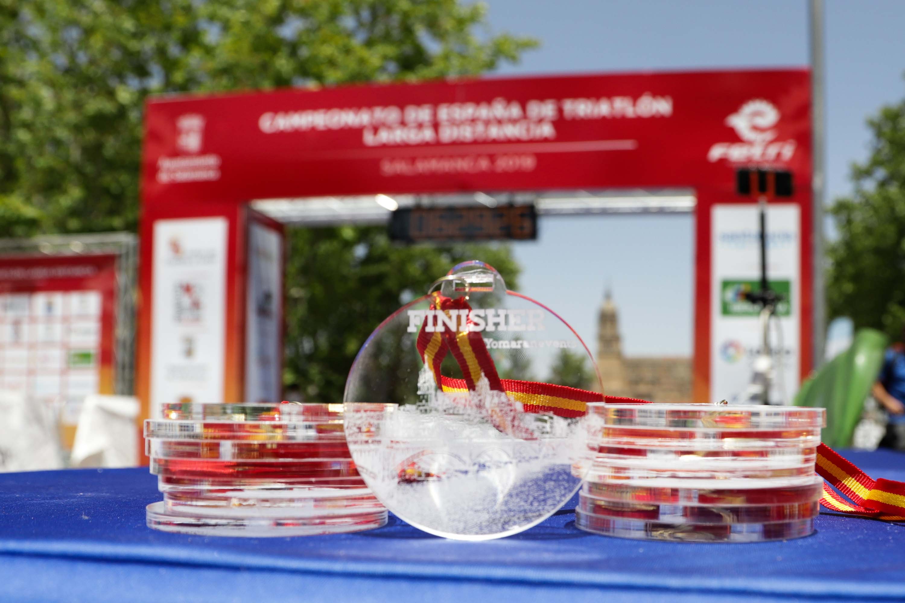 El triatleta catalán Cesc Godoy y la vasca Helene Alberdi se han proclamado como nuevos campeones en un Nacional en el que intenso calor ha sido uno de los grandes protagonistas