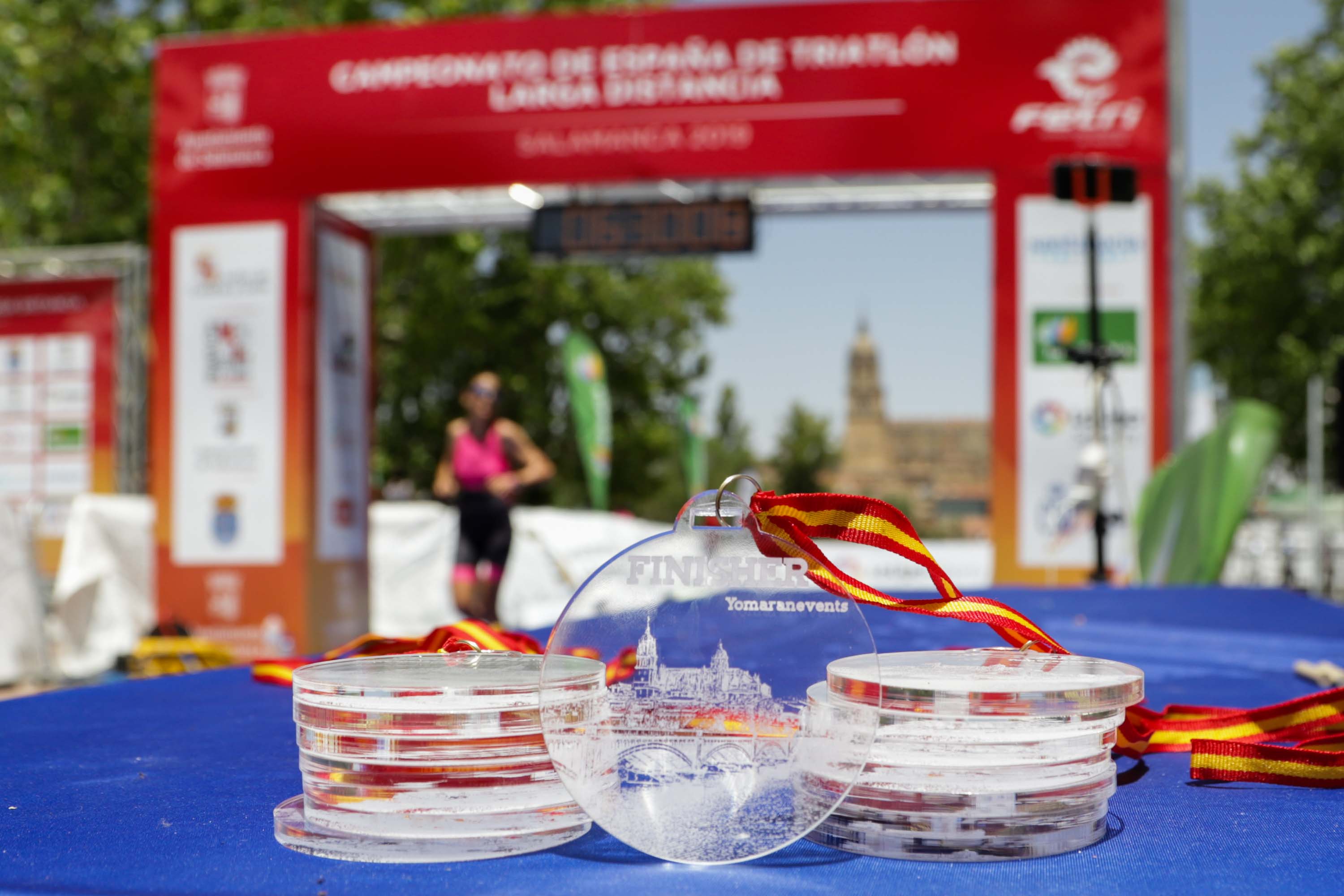 El triatleta catalán Cesc Godoy y la vasca Helene Alberdi se han proclamado como nuevos campeones en un Nacional en el que intenso calor ha sido uno de los grandes protagonistas