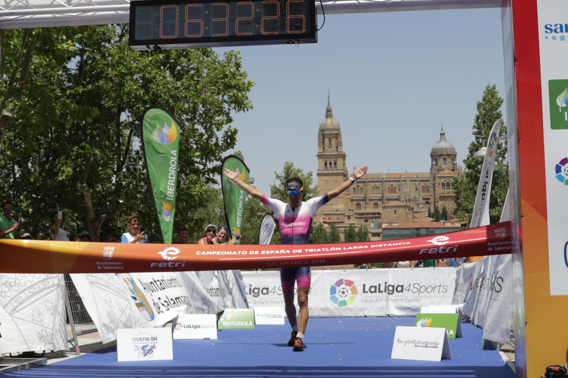 El triatleta catalán Cesc Godoy y la vasca Helene Alberdi se han proclamado como nuevos campeones en un Nacional en el que intenso calor ha sido uno de los grandes protagonistas