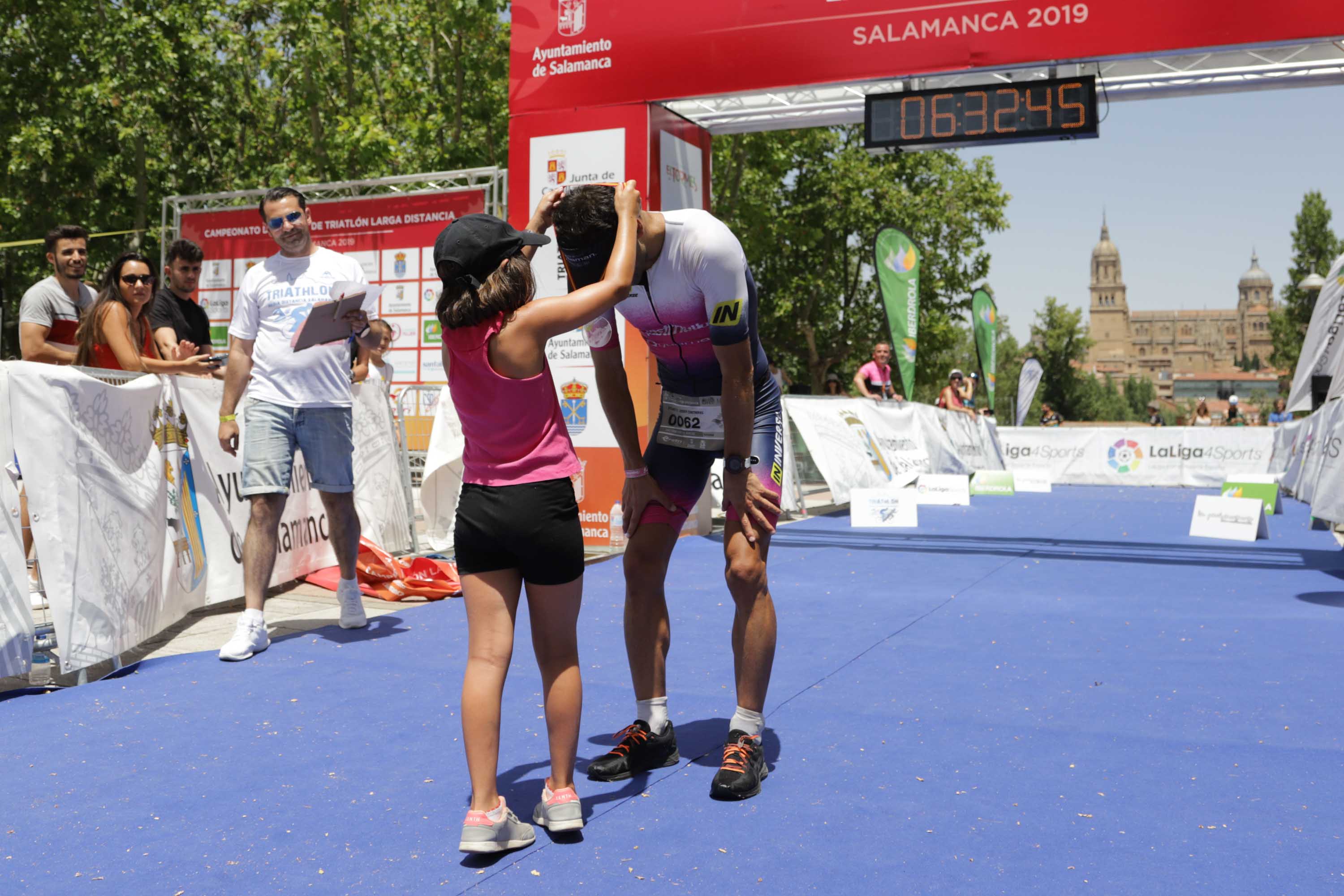 El triatleta catalán Cesc Godoy y la vasca Helene Alberdi se han proclamado como nuevos campeones en un Nacional en el que intenso calor ha sido uno de los grandes protagonistas