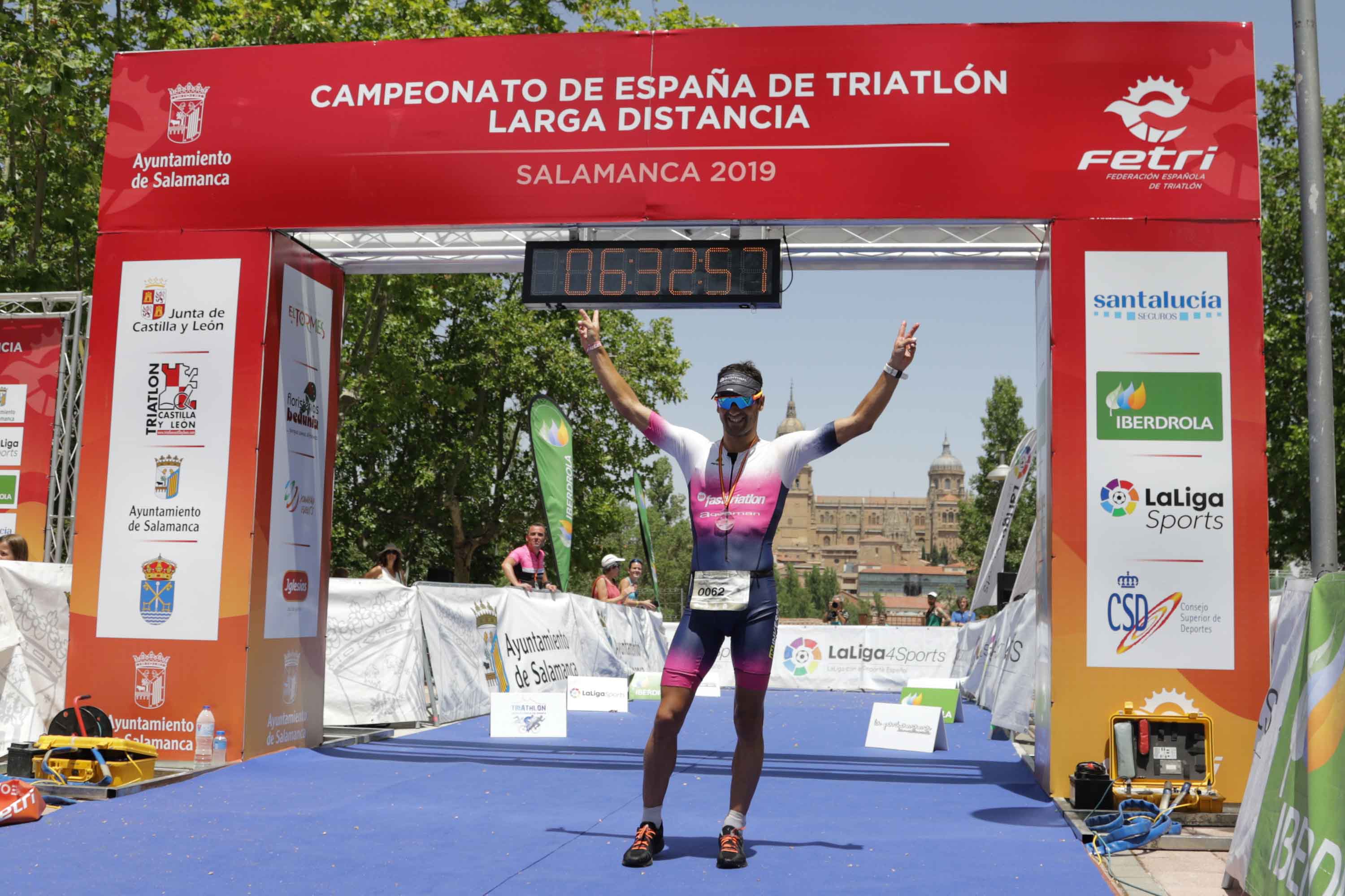 El triatleta catalán Cesc Godoy y la vasca Helene Alberdi se han proclamado como nuevos campeones en un Nacional en el que intenso calor ha sido uno de los grandes protagonistas