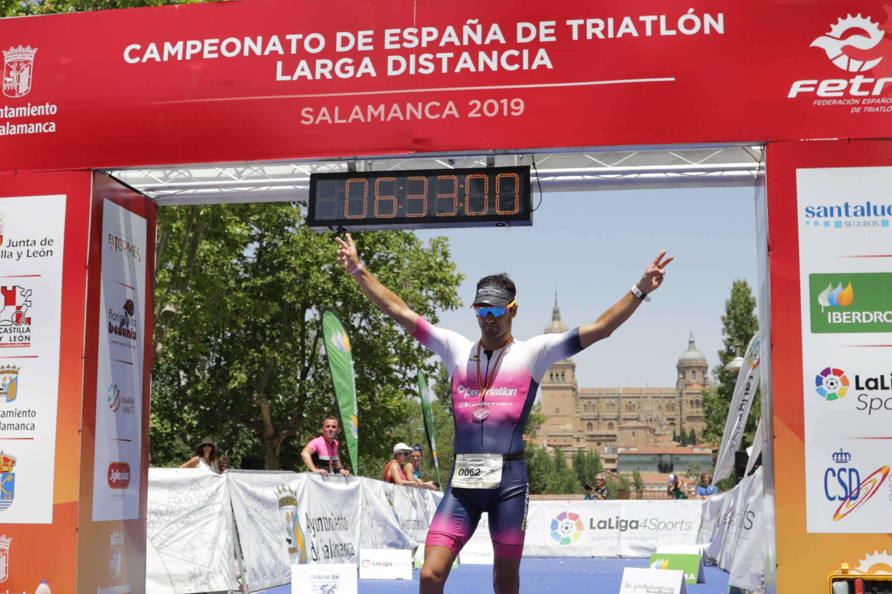 El triatleta catalán Cesc Godoy y la vasca Helene Alberdi se han proclamado como nuevos campeones en un Nacional en el que intenso calor ha sido uno de los grandes protagonistas