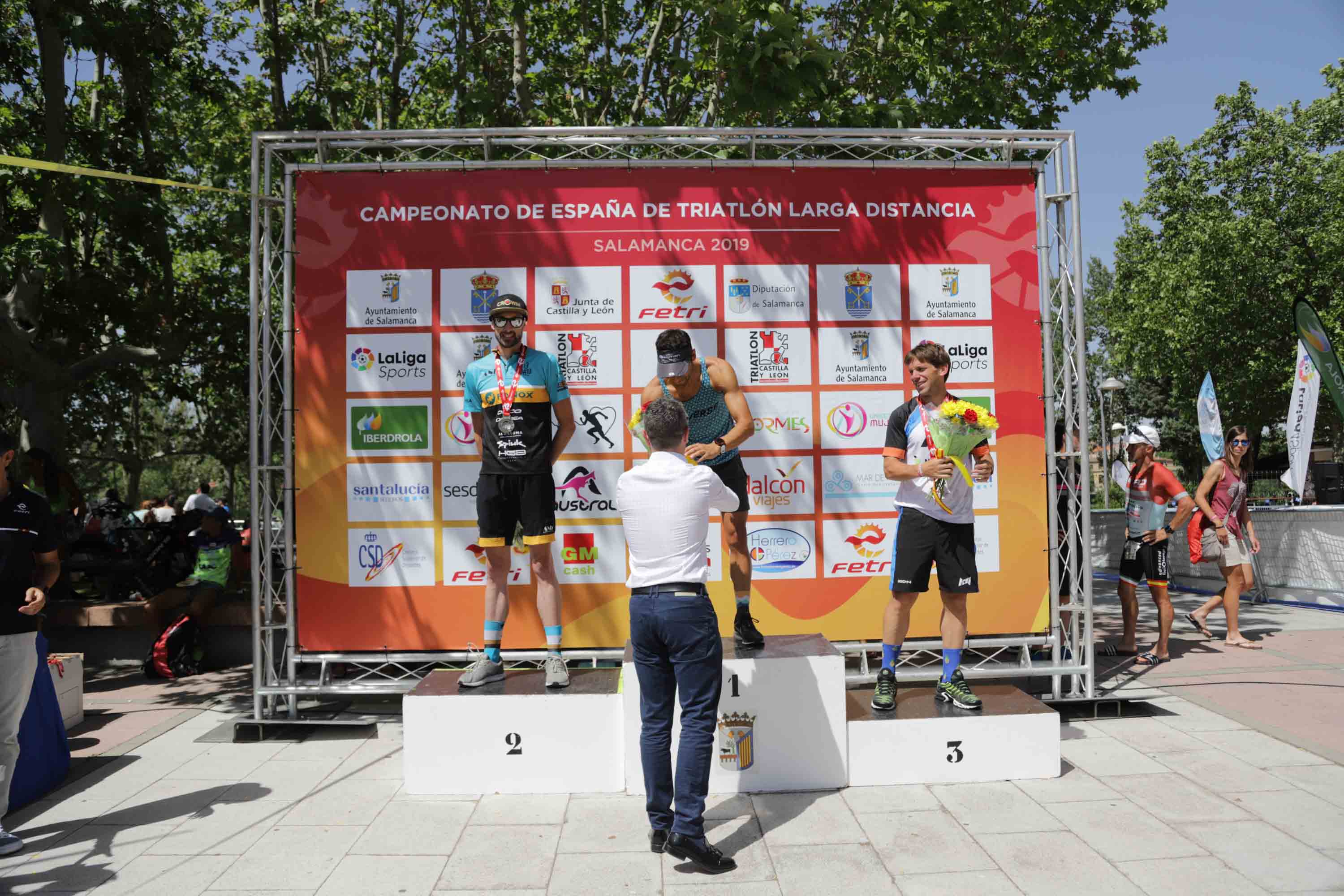 El triatleta catalán Cesc Godoy y la vasca Helene Alberdi se han proclamado como nuevos campeones en un Nacional en el que intenso calor ha sido uno de los grandes protagonistas