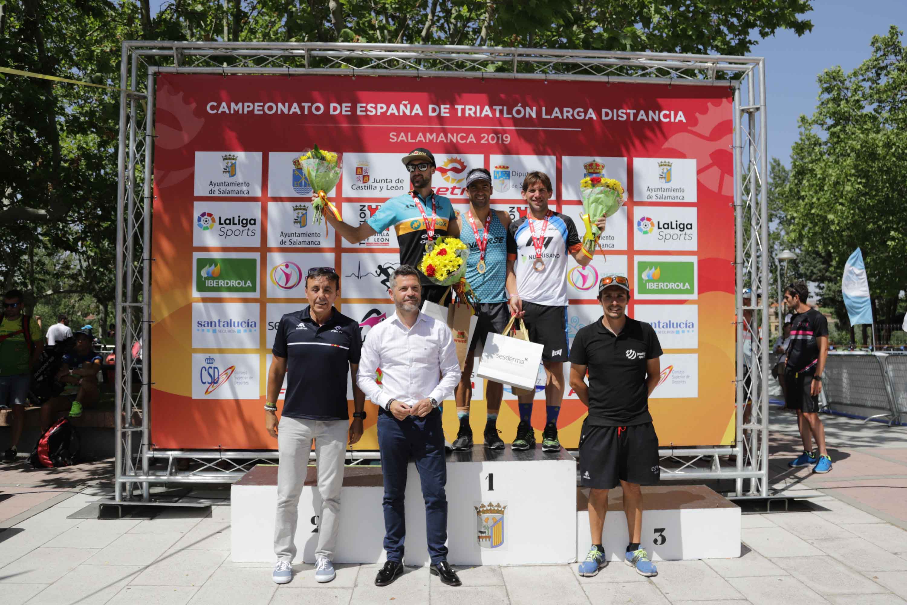 El triatleta catalán Cesc Godoy y la vasca Helene Alberdi se han proclamado como nuevos campeones en un Nacional en el que intenso calor ha sido uno de los grandes protagonistas