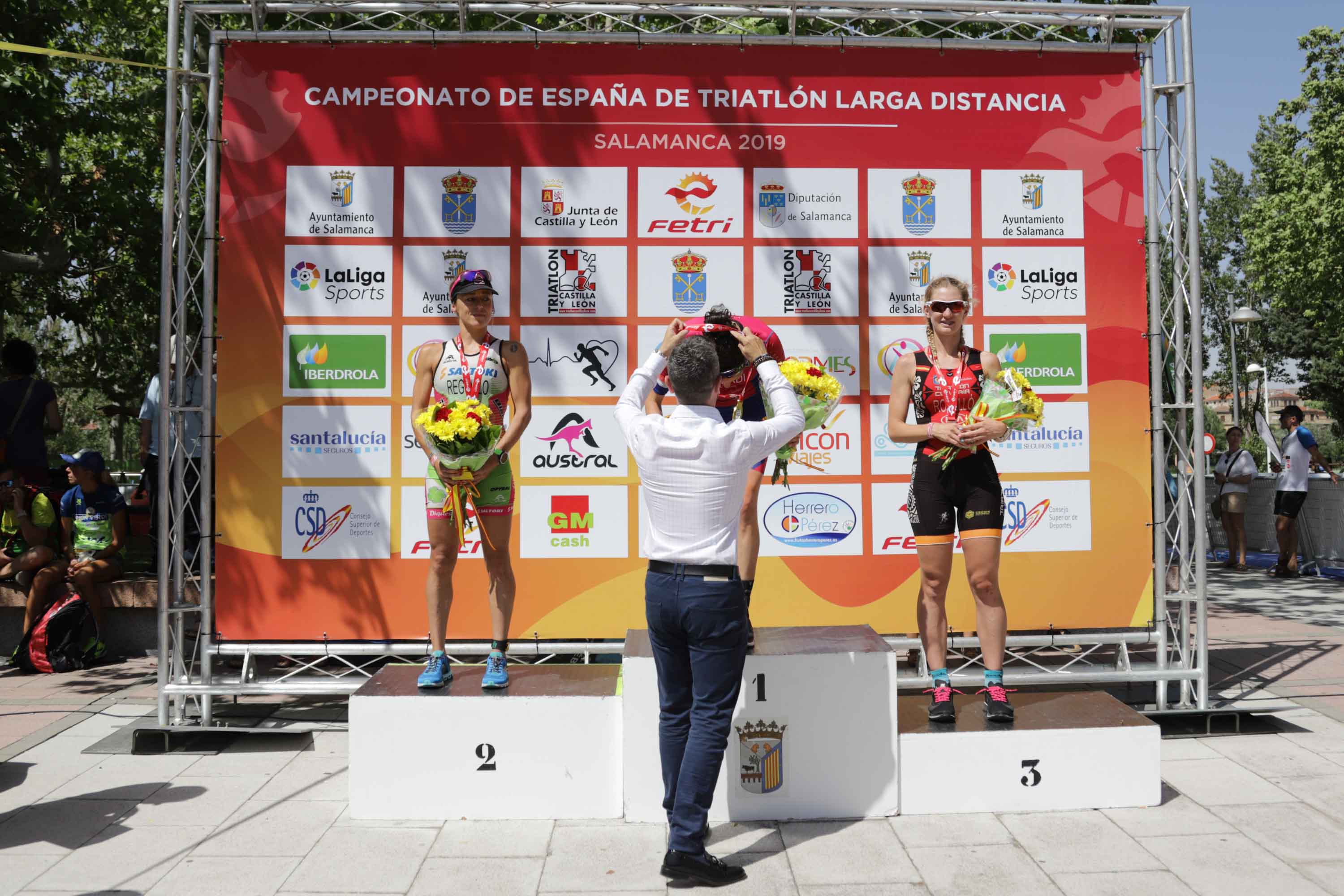 El triatleta catalán Cesc Godoy y la vasca Helene Alberdi se han proclamado como nuevos campeones en un Nacional en el que intenso calor ha sido uno de los grandes protagonistas