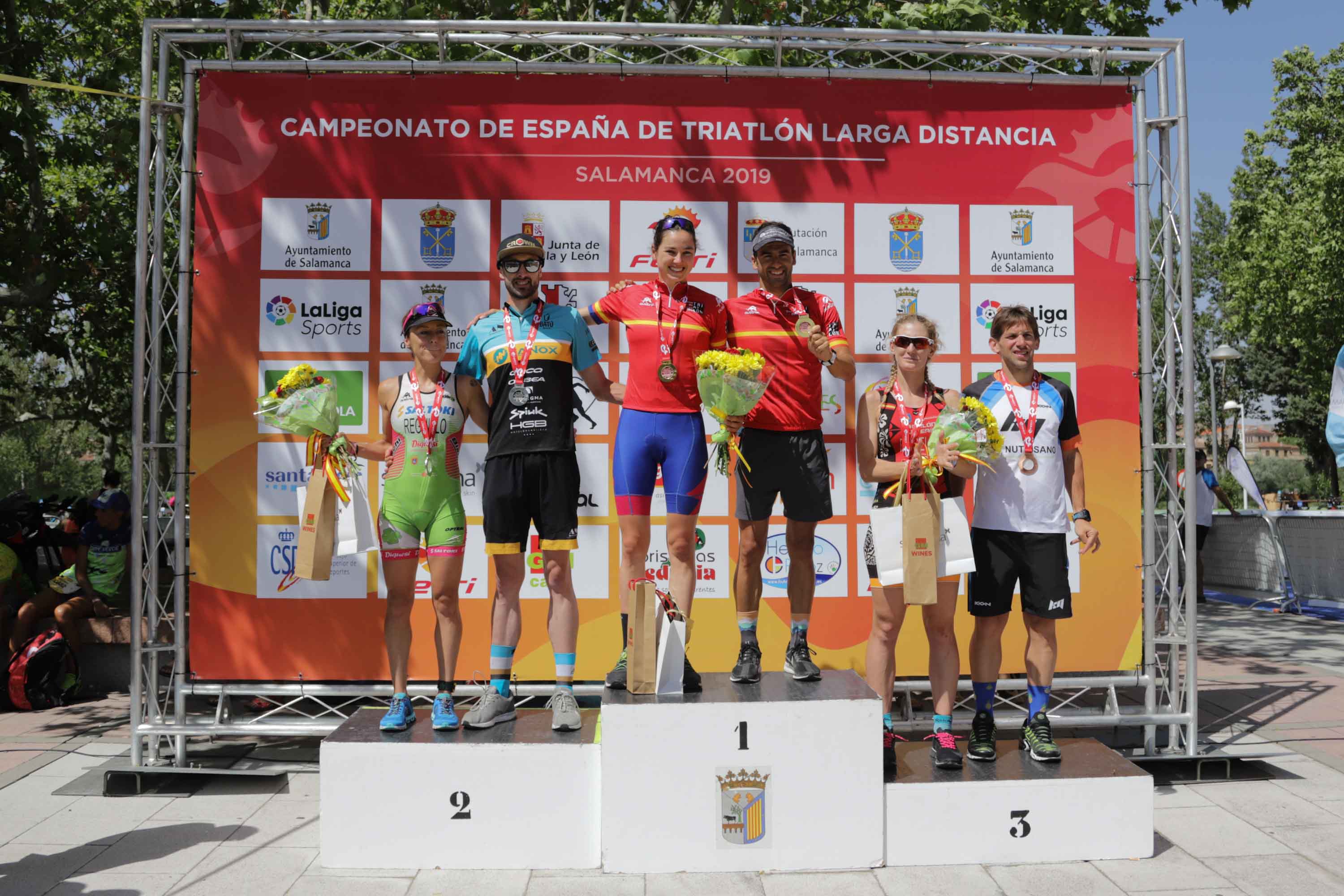 El triatleta catalán Cesc Godoy y la vasca Helene Alberdi se han proclamado como nuevos campeones en un Nacional en el que intenso calor ha sido uno de los grandes protagonistas