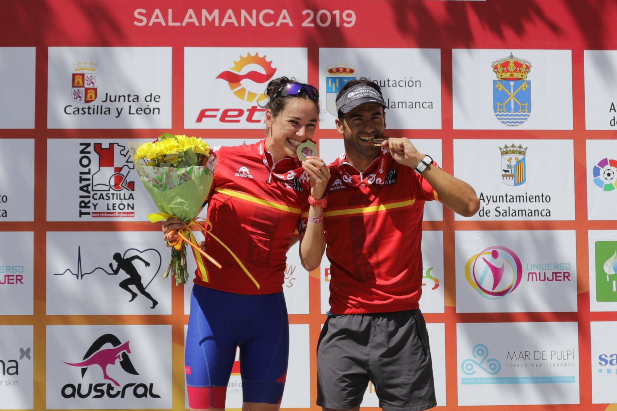 El triatleta catalán Cesc Godoy y la vasca Helene Alberdi se han proclamado como nuevos campeones en un Nacional en el que intenso calor ha sido uno de los grandes protagonistas