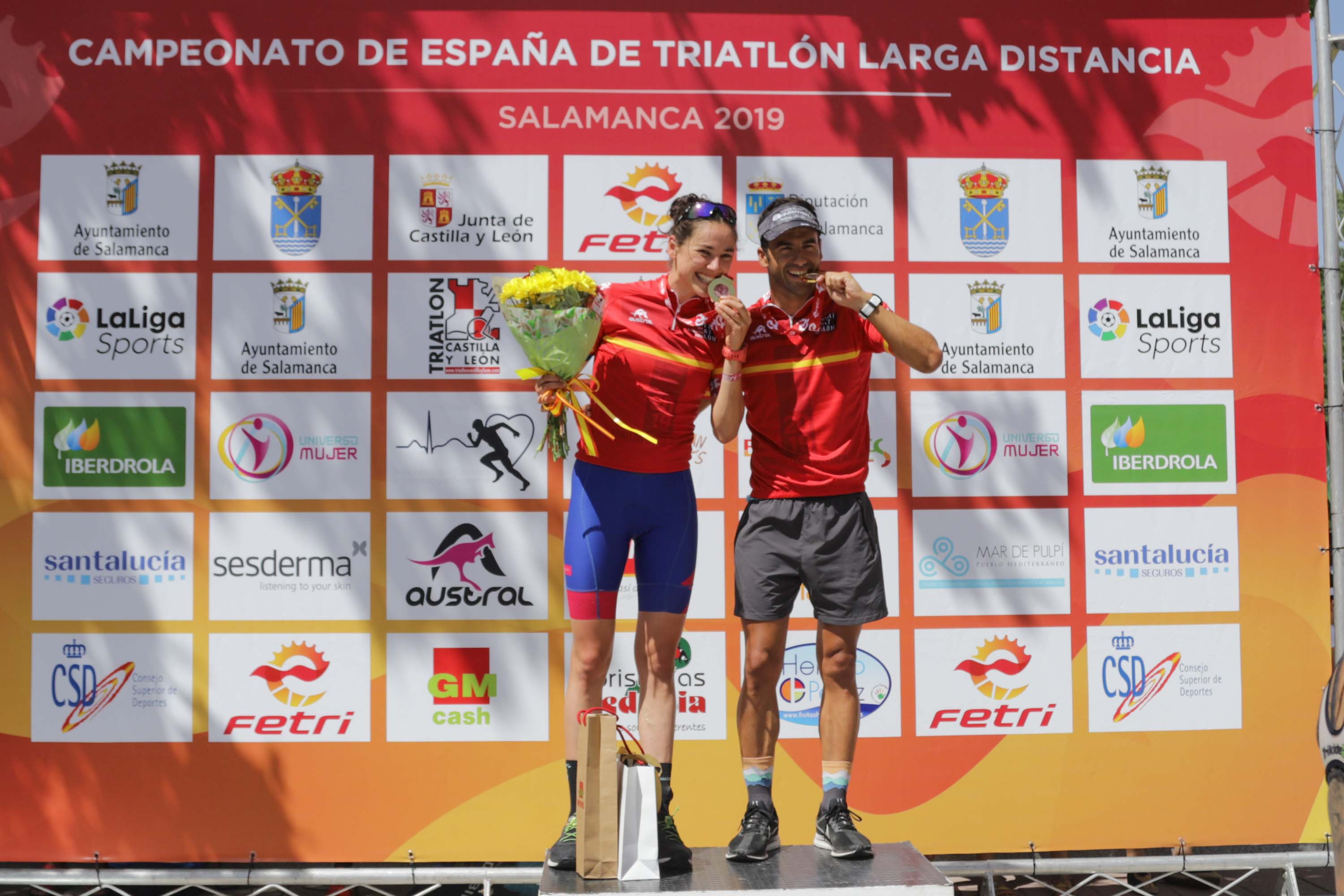 El triatleta catalán Cesc Godoy y la vasca Helene Alberdi se han proclamado como nuevos campeones en un Nacional en el que intenso calor ha sido uno de los grandes protagonistas