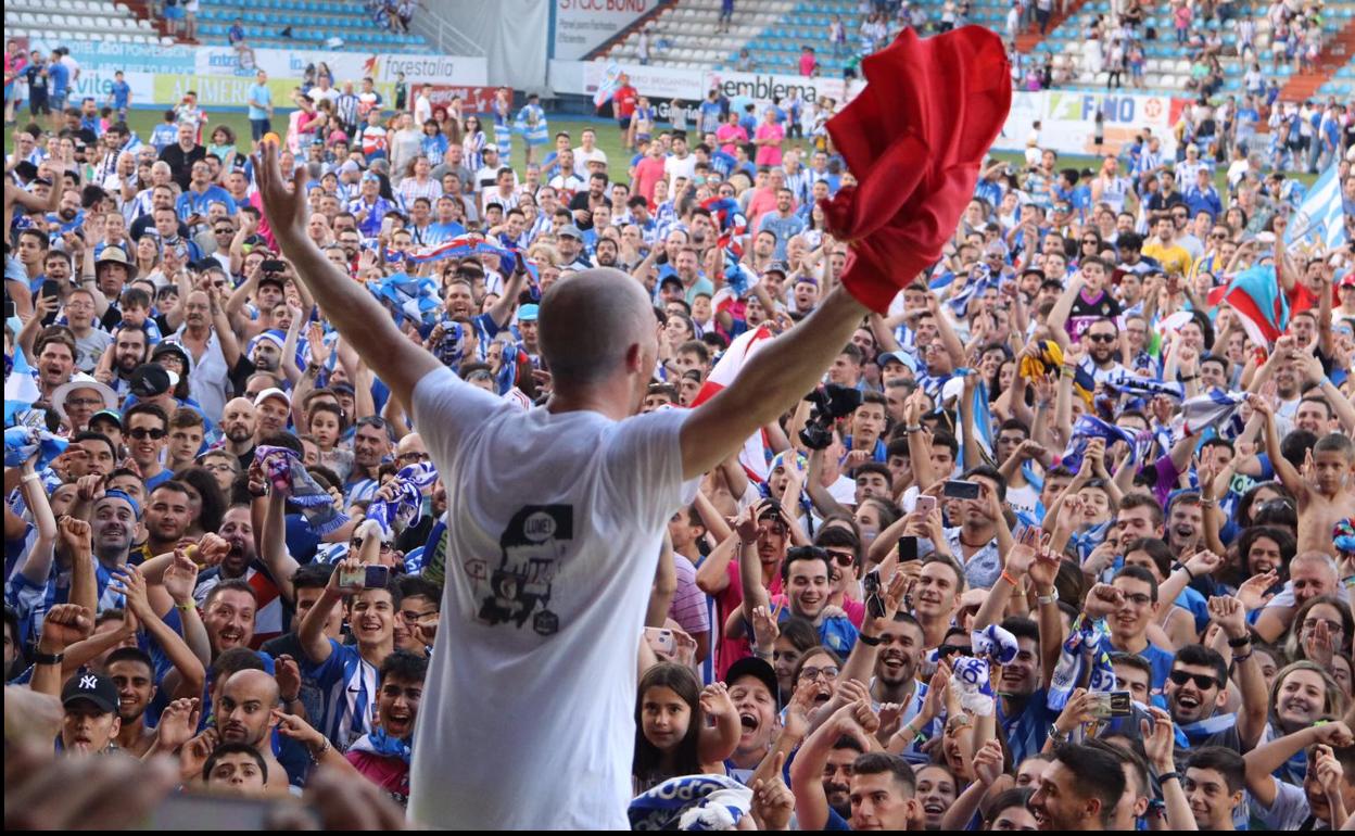 Los jugadores de la Ponferradina celebran el ascenso.