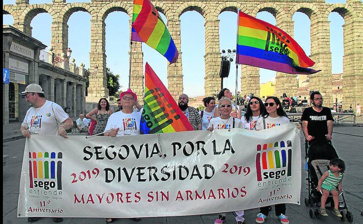 Inicio de la marcha de Segoentiende en conmemoración del día del orgullo gay.