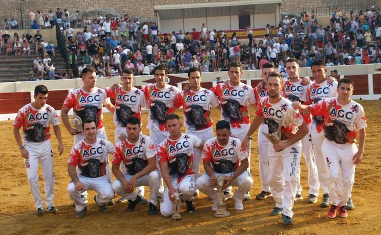 Los quince participantes posan en una foto de familia una vez finalizada la última eliminatoria del campeonato. 