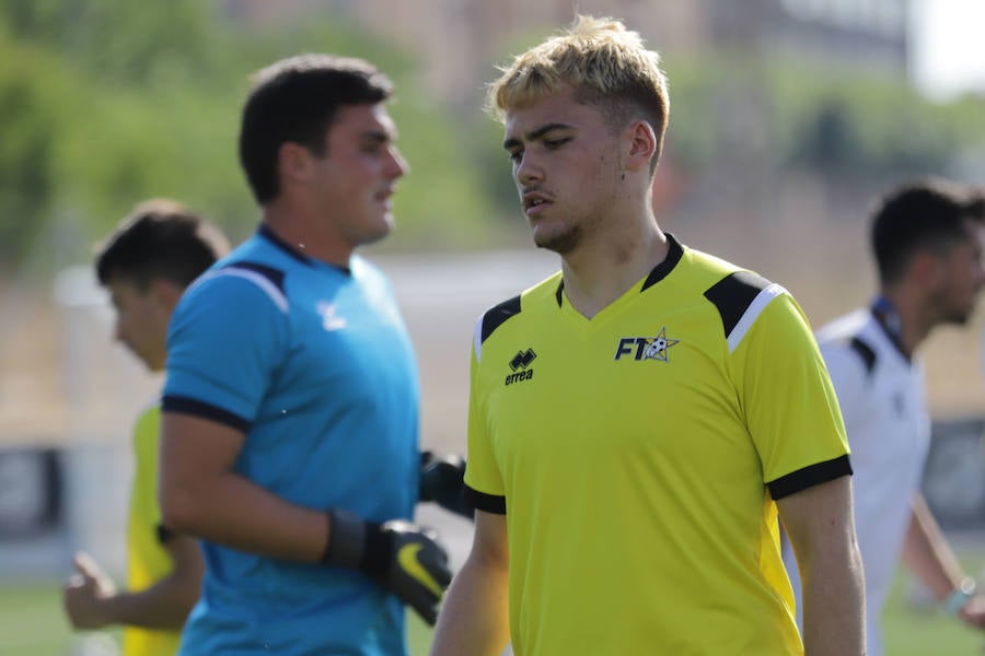 El concurso para que jóvenes jugadores intenten ganarse un hueco en el fútbol semiprofesional ha arrancado hoy en Salamanca.