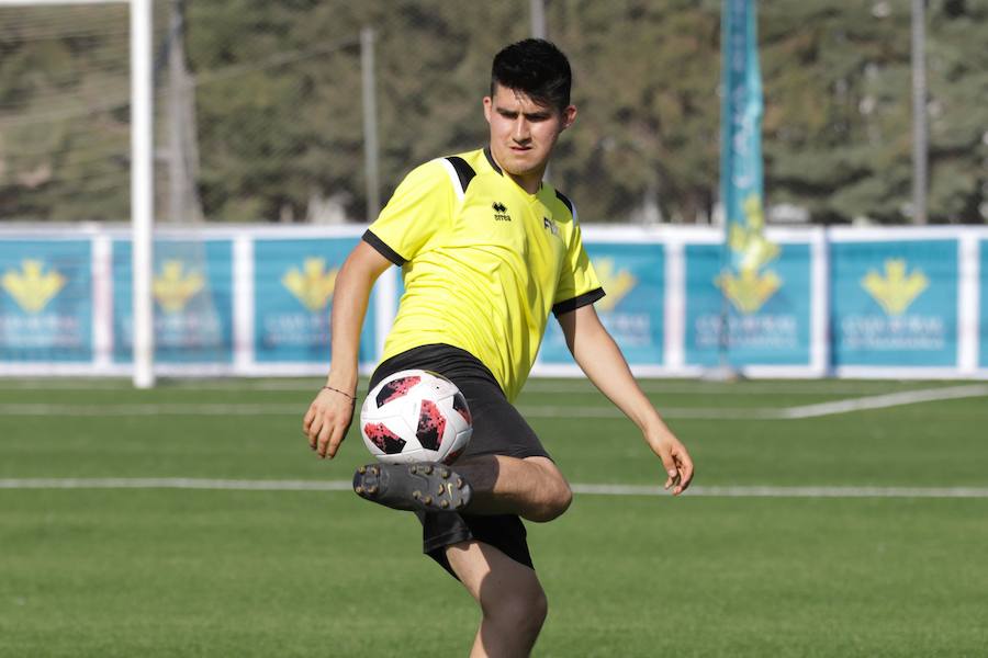 El concurso para que jóvenes jugadores intenten ganarse un hueco en el fútbol semiprofesional ha arrancado hoy en Salamanca.