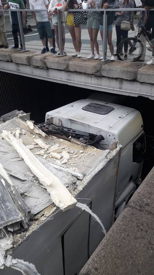 Fotos: Un camión se queda atorado en un túnel de Palencia