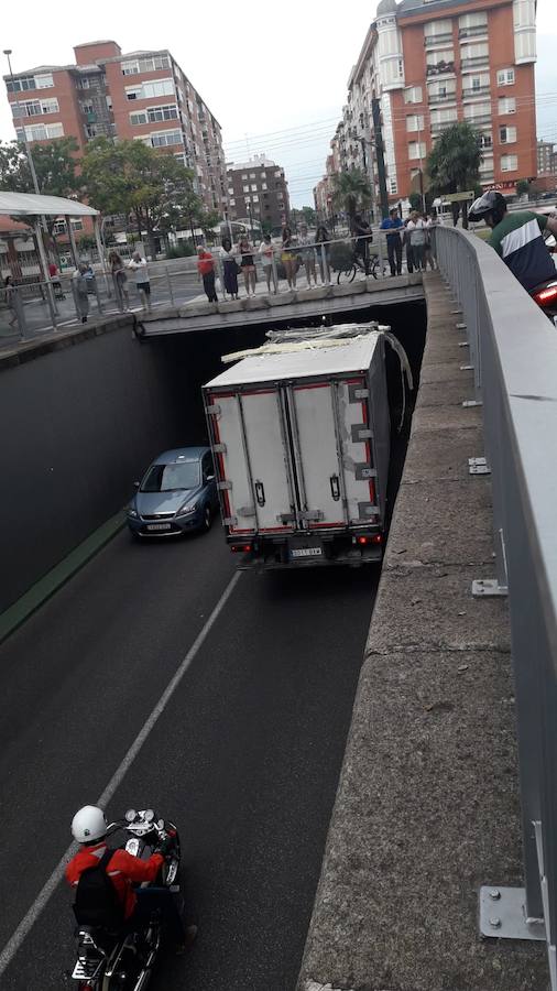 Fotos: Un camión se queda atorado en un túnel de Palencia