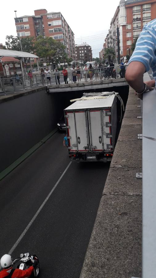 Fotos: Un camión se queda atorado en un túnel de Palencia