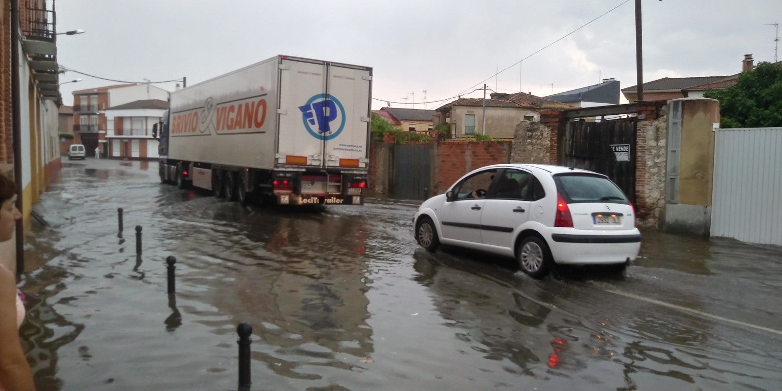 Imágenes de las inundaciones ocurridas hoy en Pedrajas de San Esteban