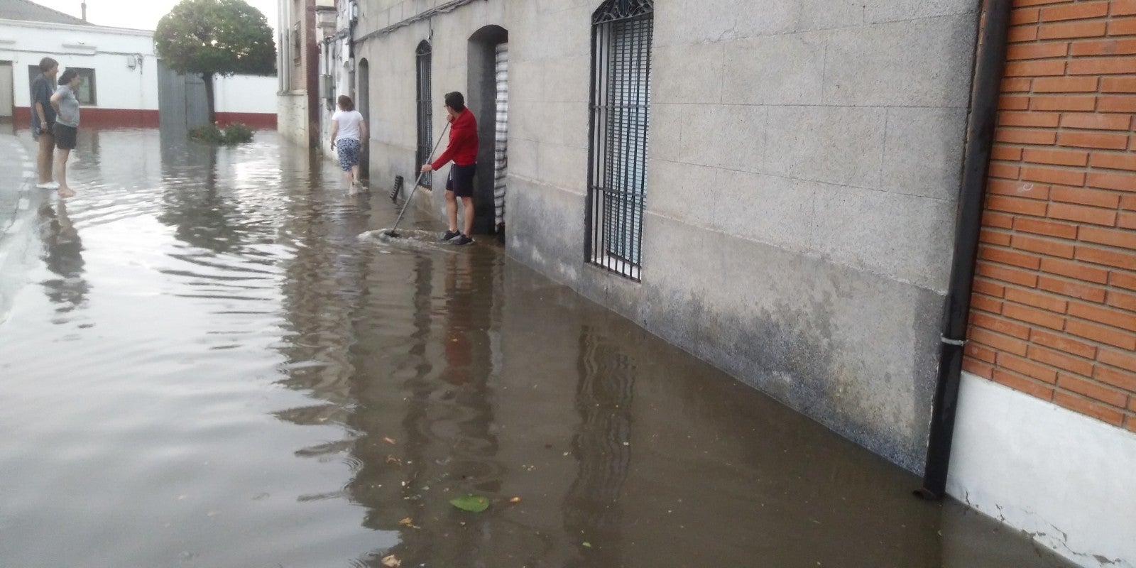 Imágenes de las inundaciones ocurridas hoy en Pedrajas de San Esteban