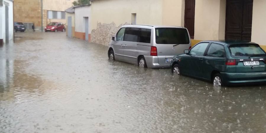 Imágenes de las inundaciones ocurridas hoy en Pedrajas de San Esteban