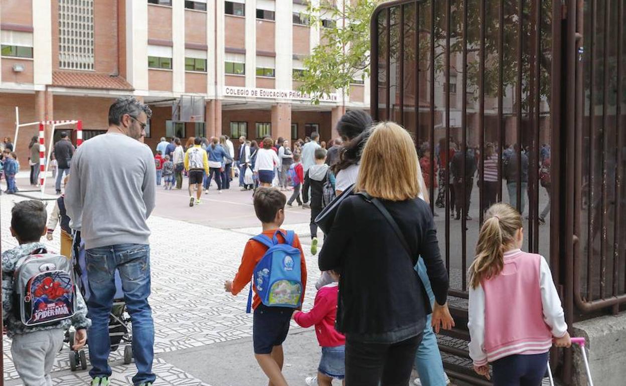 Los alumnos se encaminan hacia las aulas, acompañados por sus padres, en un colegio de la capital salmantina. 