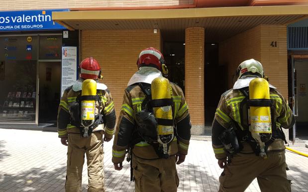 Imagen principal - Los efectivos de la Policía y de los Bomberos en la calle Hernando de Acuña.